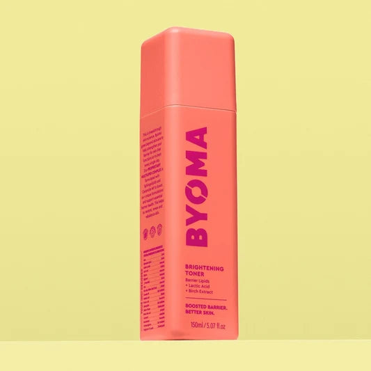 Un flacon de lotion tonique éclaircissante BYOMA dans une couleur corail vibrante.