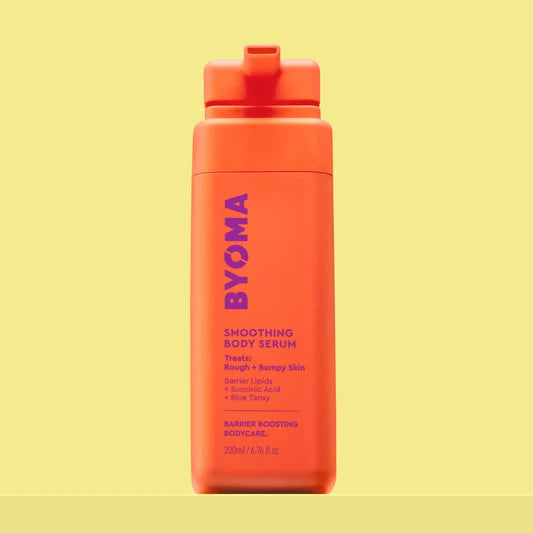 BYOMA Smoothing Body Serum dans un flacon orange vif.