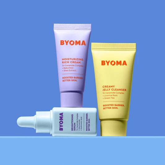 Trio de soins BYOMA avec sérum éclaircissant, nettoyant gelée crémeuse et crème riche hydratante.