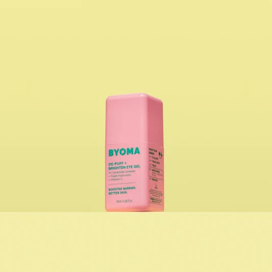 Un flacon rose de Byoma De-Puff + Brighten Eye Gel.