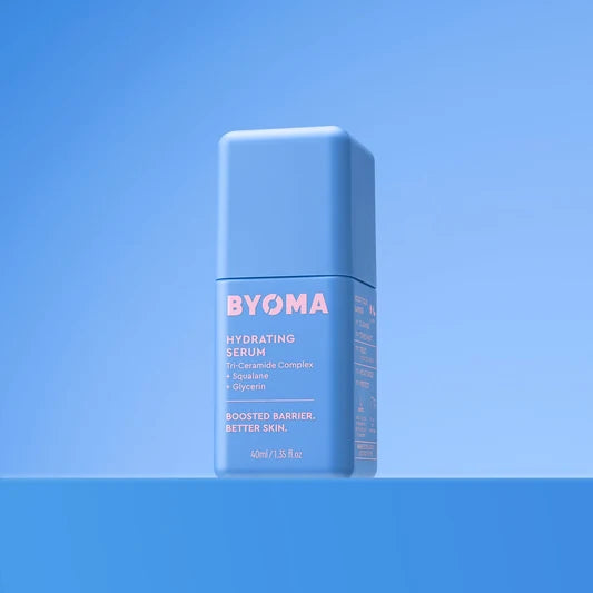 Un flacon bleu clair de BYOMA Hydrating Serum centré sur un fond dégradé bleu assorti.