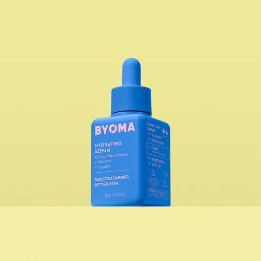 Un flacon de BYOMA Hydrating Serum de couleur bleu vif.