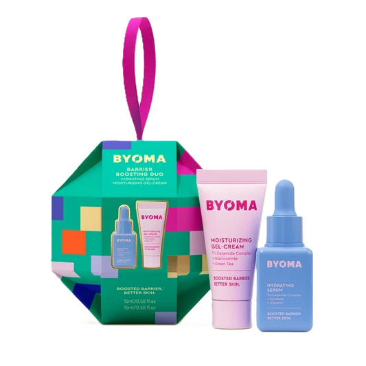 Un coffret cadeau en forme d'ornement vert multicolore intitulé « BYOMA Barrier Boosting Duo », avec un tube rose de gel-crème hydratant et un flacon bleu de sérum hydratant. L'arrière-plan est transparent.