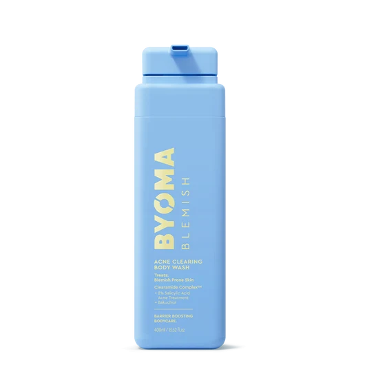 Une bouteille en plastique bleu clair de BYOMA BLEMISH Gel Douche Anti-Imperfections, avec un texte jaune et un bouchon rabattable bleu assorti, centrée sur un fond blanc uni.