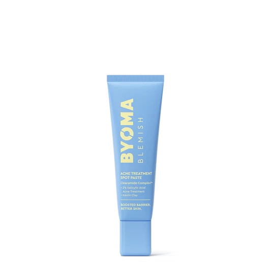 Un tube souple bleu clair de Pâte Anti-Imperfections BYOMA BLEMISH Acne Treatment Spot Paste, avec des lettres jaunes, centré sur un fond blanc épuré.