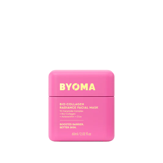 Contenant de masque facial rose avec la marque 'BYOMA' sur fond vert