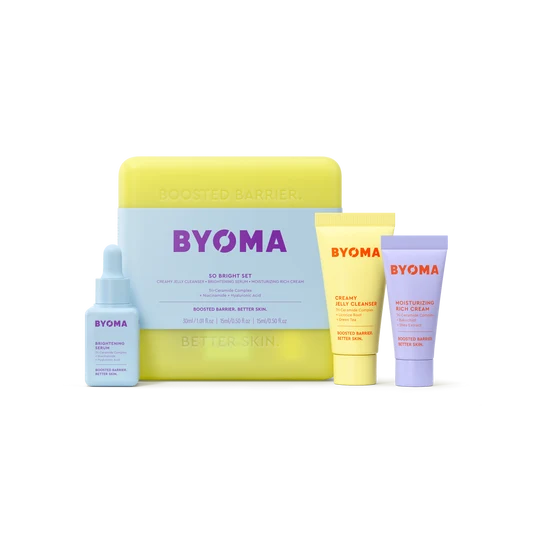 Coffret So Bright BYOMA avec un étui jaune, accompagné d'un sérum éclaircissant, d'un nettoyant gelée crémeuse et d'une crème riche hydratante.