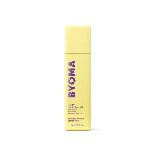 Un flacon jaune de Byoma Milky Oil Cleanser, vue de face sur fond blanc.